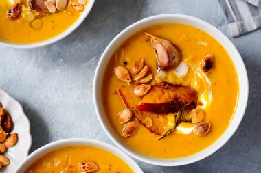 Kabak çekirdeği ve bademli kremalı balkabağı çorbası. Kucaklaşma tarzı. Seçici odaklanma. Üst veiw