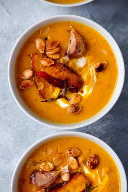 Kabak çekirdeği ve bademli kremalı balkabağı çorbası. Kucaklaşma tarzı. Seçici odaklanma. Üst veiw