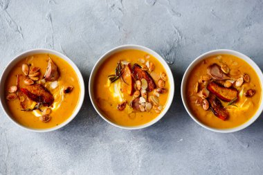 Kabak çekirdeği ve bademli kremalı balkabağı çorbası. Kucaklaşma tarzı. Seçici odaklanma. Üst veiw