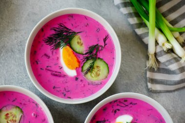 Chlodnik. Leh soğuk pancar çorbası ve haşlanmış yumurta üstü veiw.