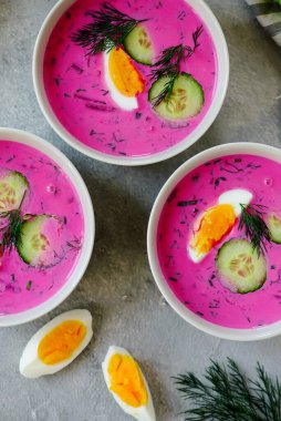 Chlodnik. Leh soğuk pancar çorbası ve haşlanmış yumurta üstü veiw.