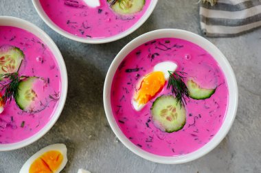 Chlodnik. Leh soğuk pancar çorbası ve haşlanmış yumurta üstü veiw.