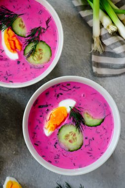 Chlodnik. Leh soğuk pancar çorbası ve haşlanmış yumurta üstü veiw.