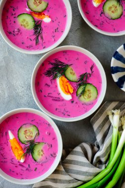 Chlodnik. Leh soğuk pancar çorbası ve haşlanmış yumurta üstü veiw.