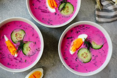 Chlodnik. Leh soğuk pancar çorbası ve haşlanmış yumurta üstü veiw.