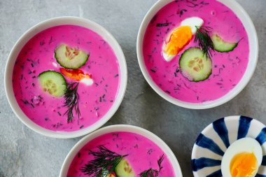 Chlodnik. Leh soğuk pancar çorbası ve haşlanmış yumurta üstü veiw.