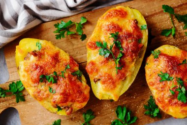 Mantar ve peynirle doldurulmuş fırında patates sarılması. Seçici focustop veiw.