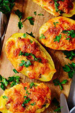 Mantar ve peynirle doldurulmuş fırında patates sarılması. Seçici focustop veiw.