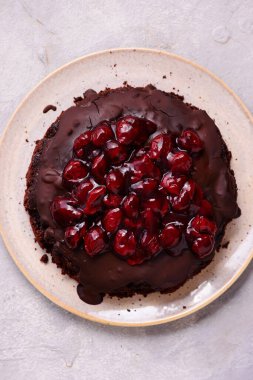 Kirazlı çikolatalı mantarlı turta. Sarılma tarzı. Seçici odaklanma. Üst veiw