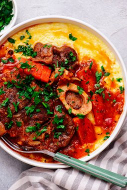 Bonfile soslu, sebzeli, peynirli, bonfile soslu ve dana etli.usulü sarılma. Seçici odak