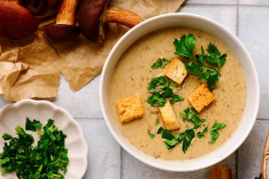 Kremalı mantar çorbası ve kızarmış ekmek kasesi. Stil sarılma. Seçici odaklanma.