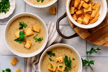 Kremalı mantar çorbası ve kızarmış ekmek kasesi. Stil sarılma. Seçici odaklanma.