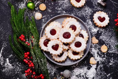 Geleneksel Noel Linzer Kurabiyeleri. Stil rustik.Top veiw .selektif odak