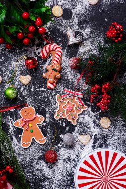 Noel arkaplanda zencefilli Noel ağacı oyuncakları. Stil rustik.Top veiw .selektif odak