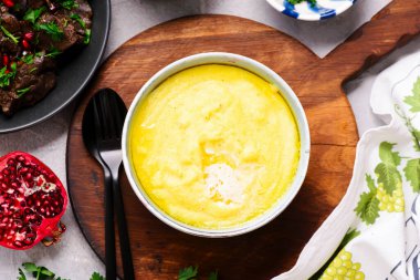 Koyu bir kase içinde tereyağlı mısır lapası. Top Veiw.style rustic. Seçici odaklanma