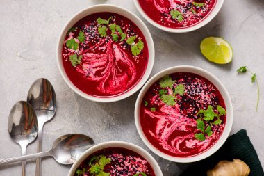 Ginger, Lime ve Cilantro ile pancar çorbasının ılık kreması.