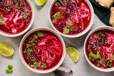 Ginger, Lime ve Cilantro ile pancar çorbasının ılık kreması.