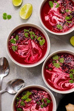 Ginger, Lime ve Cilantro ile pancar çorbasının ılık kreması.