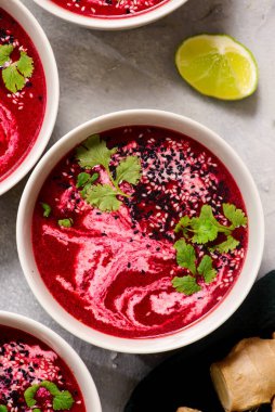 Ginger, Lime ve Cilantro ile pancar çorbasının ılık kreması.