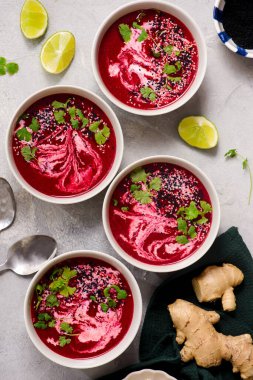 Ginger, Lime ve Cilantro ile pancar çorbasının ılık kreması.