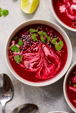 Ginger, Lime ve Cilantro ile pancar çorbasının ılık kreması.