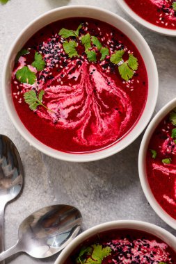 Ginger, Lime ve Cilantro ile pancar çorbasının ılık kreması.