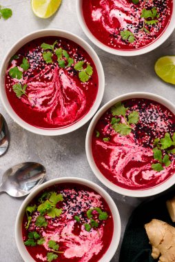 Ginger, Lime ve Cilantro ile pancar çorbasının ılık kreması.