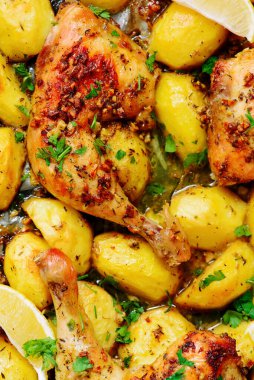 Limon, sarımsak ve otlarla Yunan usulü pişirilmiş tavuk budu.