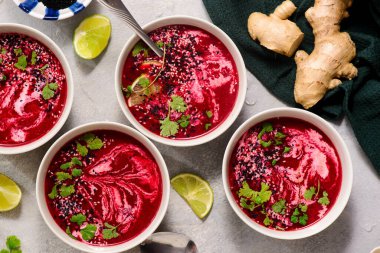 Ginger, Lime ve Cilantro ile pancar çorbasının ılık kreması.