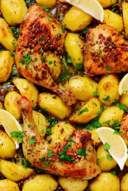 Limon, sarımsak ve otlarla Yunan usulü pişirilmiş tavuk budu.