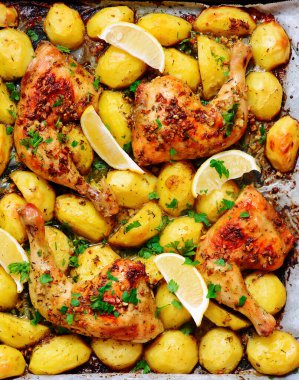 Limon, sarımsak ve otlarla Yunan usulü pişirilmiş tavuk budu.