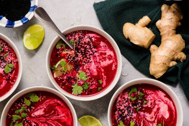 Ginger, Lime ve Cilantro ile pancar çorbasının ılık kreması.