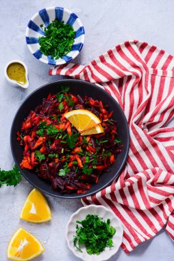 Çiğ pancar ve turuncu soslu havuç salatası. Üst görünüm.. seçici odaklanma