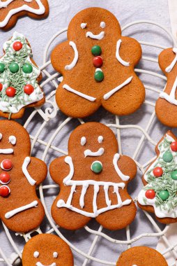 GINGERBREAD ve Noel kırsal arka planı. Top veiw. Tarz kırsalında. seçici odak