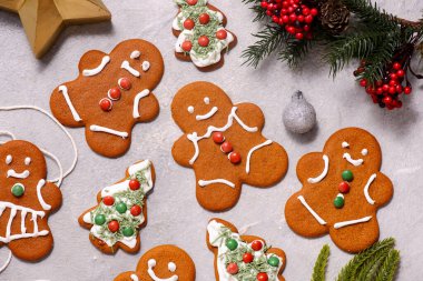 GINGERBREAD ve Noel kırsal arka planı. Top veiw. Tarz kırsalında. seçici odak
