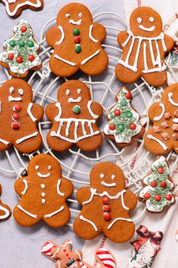 GINGERBREAD ve Noel kırsal arka planı. Top veiw. Tarz kırsalında. seçici odak