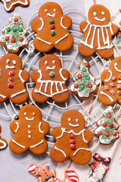 GINGERBREAD ve Noel kırsal arka planı. Top veiw. Tarz kırsalında. seçici odak