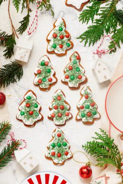 GINGERBREAD ve Noel kırsal arka planı. Top veiw. Tarz kırsalında. seçici odak