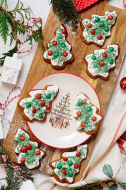 GINGERBREAD ve Noel kırsal arka planı. Top veiw. Tarz kırsalında. seçici odak