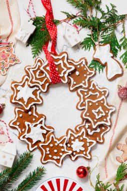 GINGERBREAD ve Noel kırsal arka planı. Top veiw. Tarz kırsalında. seçici odak