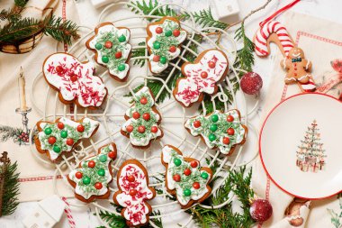 GINGERBREAD ve Noel kırsal arka planı. Top veiw. Tarz kırsalında. seçici odak
