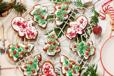 GINGERBREAD ve Noel kırsal arka planı. Top veiw. Tarz kırsalında. seçici odak