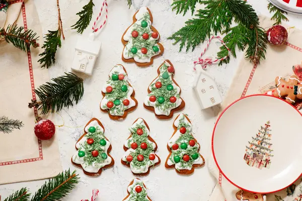 GINGERBREAD ve Noel kırsal arka planı. Top veiw. Tarz kırsalında. seçici odak