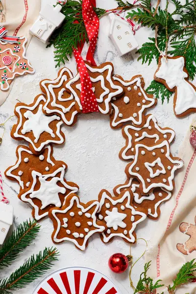 GINGERBREAD ve Noel kırsal arka planı. Top veiw. Tarz kırsalında. seçici odak