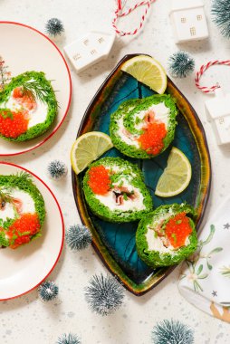 Krem peynirli ıspanak rulosu, somon balığı ve kırmızı havyar. En üst veiw. seçici odak.