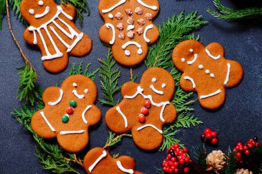 GINGERBREAD ve Noel kırsal arka planı. Top veiw. Tarz kırsalında. seçici odak