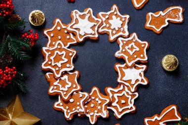 GINGERBREAD ve Noel kırsal arka planı. Top veiw. Tarz kırsalında. seçici odak