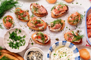 Krem peynirli ve pembe Pasifik somonlu baget Crostini. Sarılma tarzı. Üst düzey seçici odak