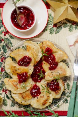 Geleneksel Polonya usulü tavuklu pierogi ördek ve yaban mersini soslu. seçici odak