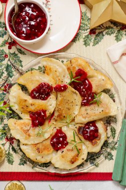 Geleneksel Polonya usulü tavuklu pierogi ördek ve yaban mersini soslu. seçici odak